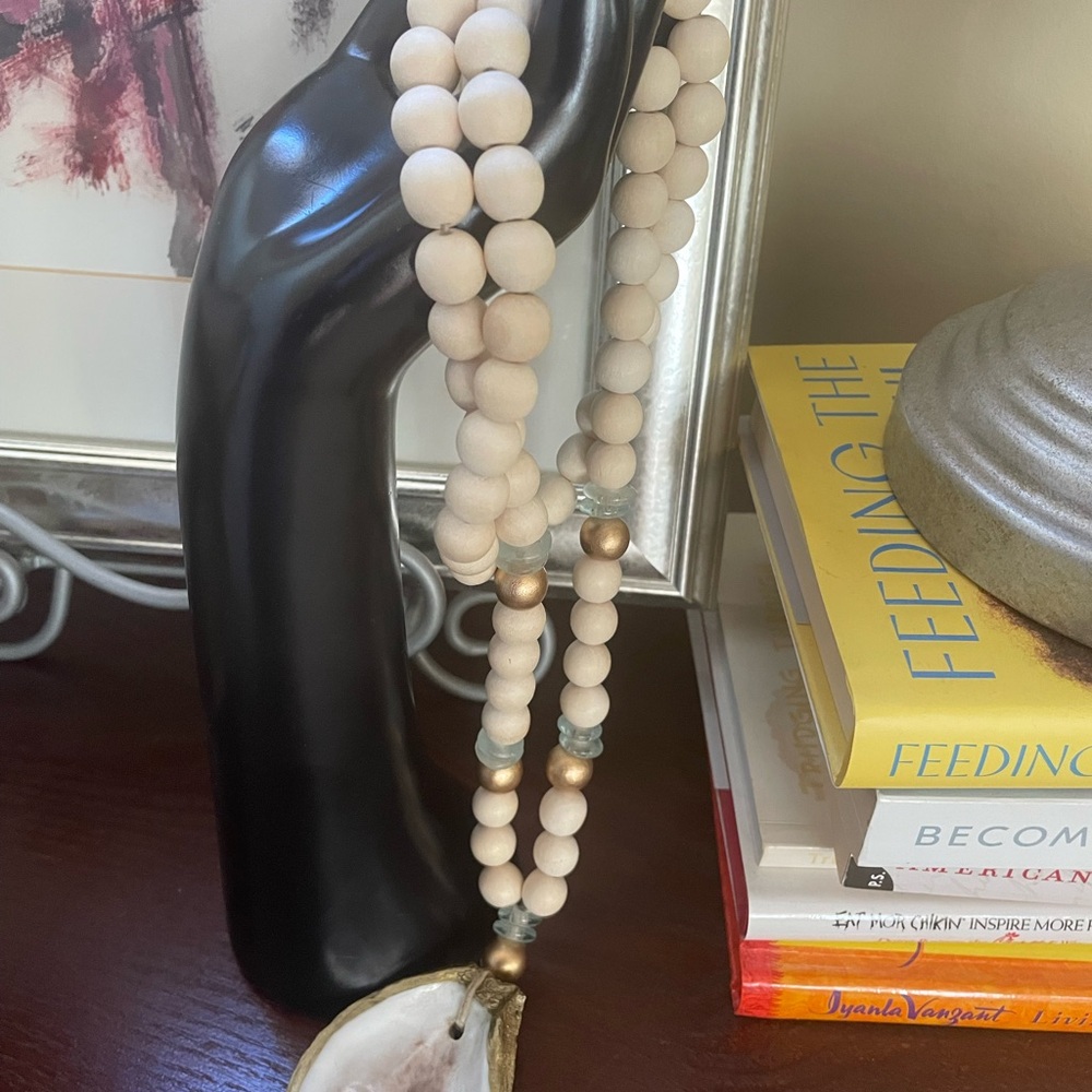 Chic Cream and Gold Beaded Sea Shell Necklace- NWOT - Picture 7 of 8